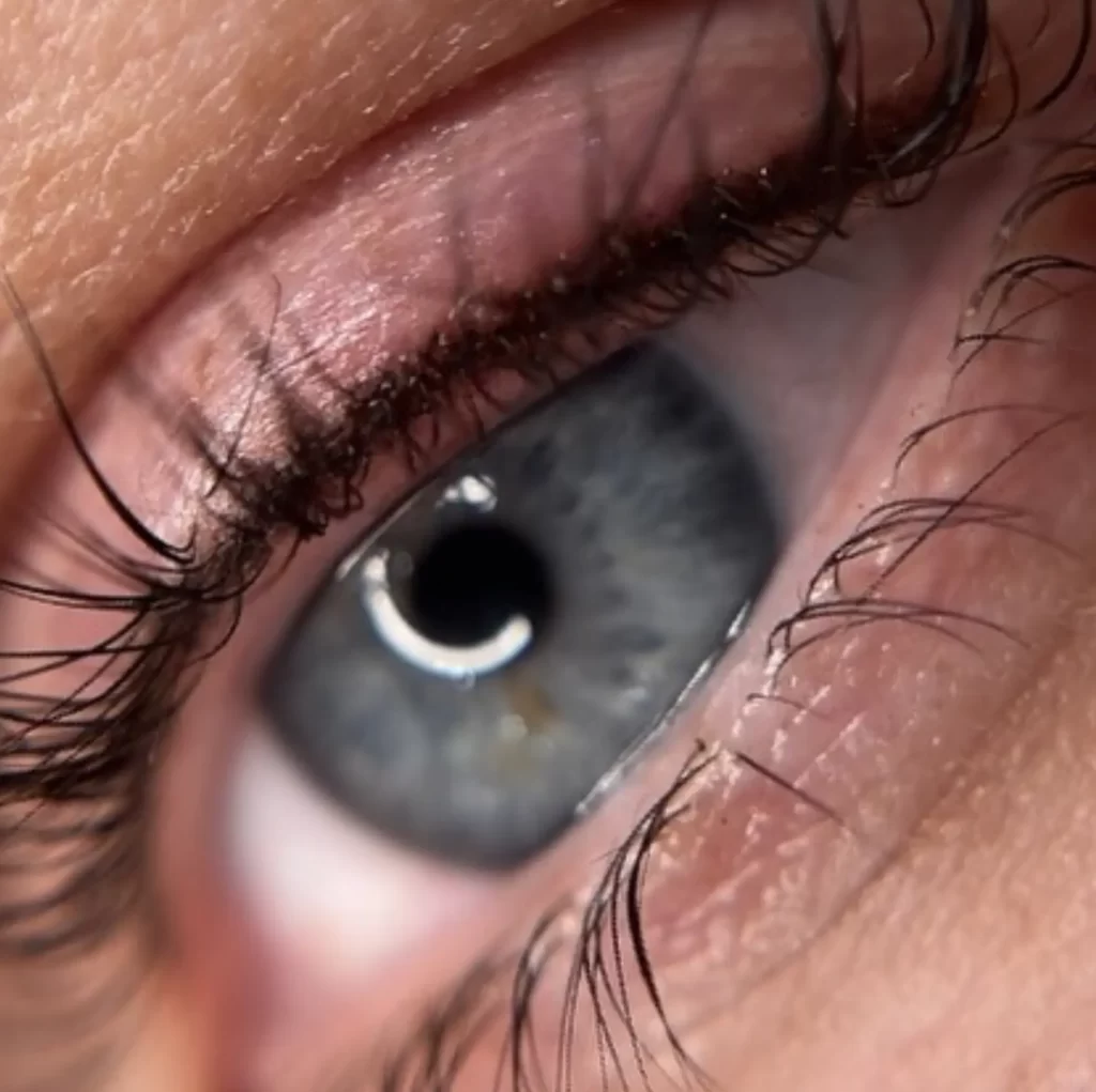 Permanent eyeliner touch-up guide